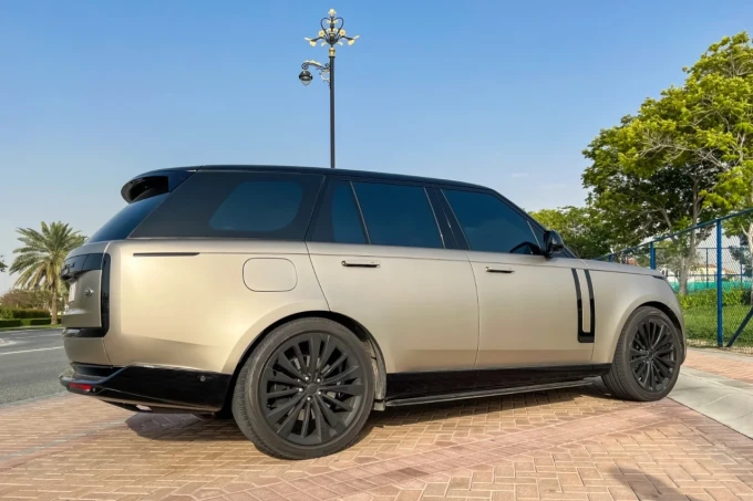 Land Rover Range Rover in Dubai mileage 27000 only AED 750000