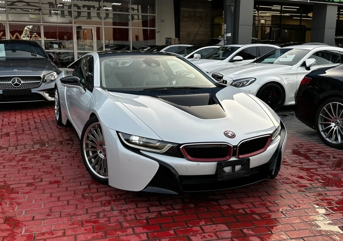 BMW i8 in Dubai mileage 11000 only AED 229000