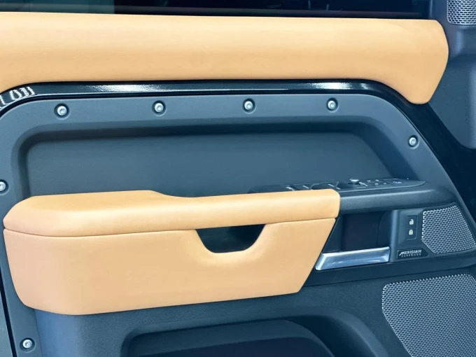 Land Rover Defender in Dubai mileage 34000 only AED 518000