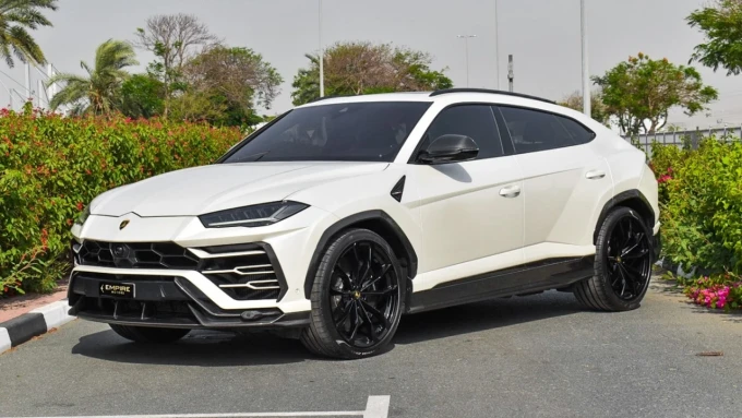 Lamborghini Urus in Dubai mileage 17000 only AED 1250000