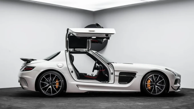Mercedes-Benz SLS in Dubai mileage 829 only AED 3950000