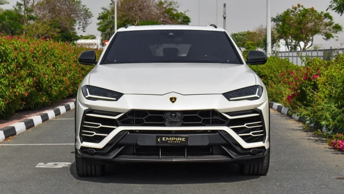 Lamborghini Urus in Dubai mileage 17000 only AED 1250000