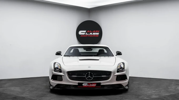 Mercedes-Benz SLS in Dubai mileage 829 only AED 3950000